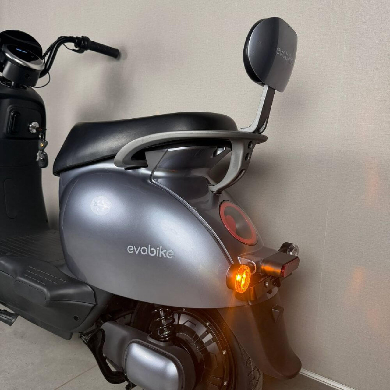 Електровелосипед EVOBIKE UNO 800W 48V 20Ah графітового кольору — двомісна модель із графеновим акумулятором та подвійною амортизацією, Фото 2
