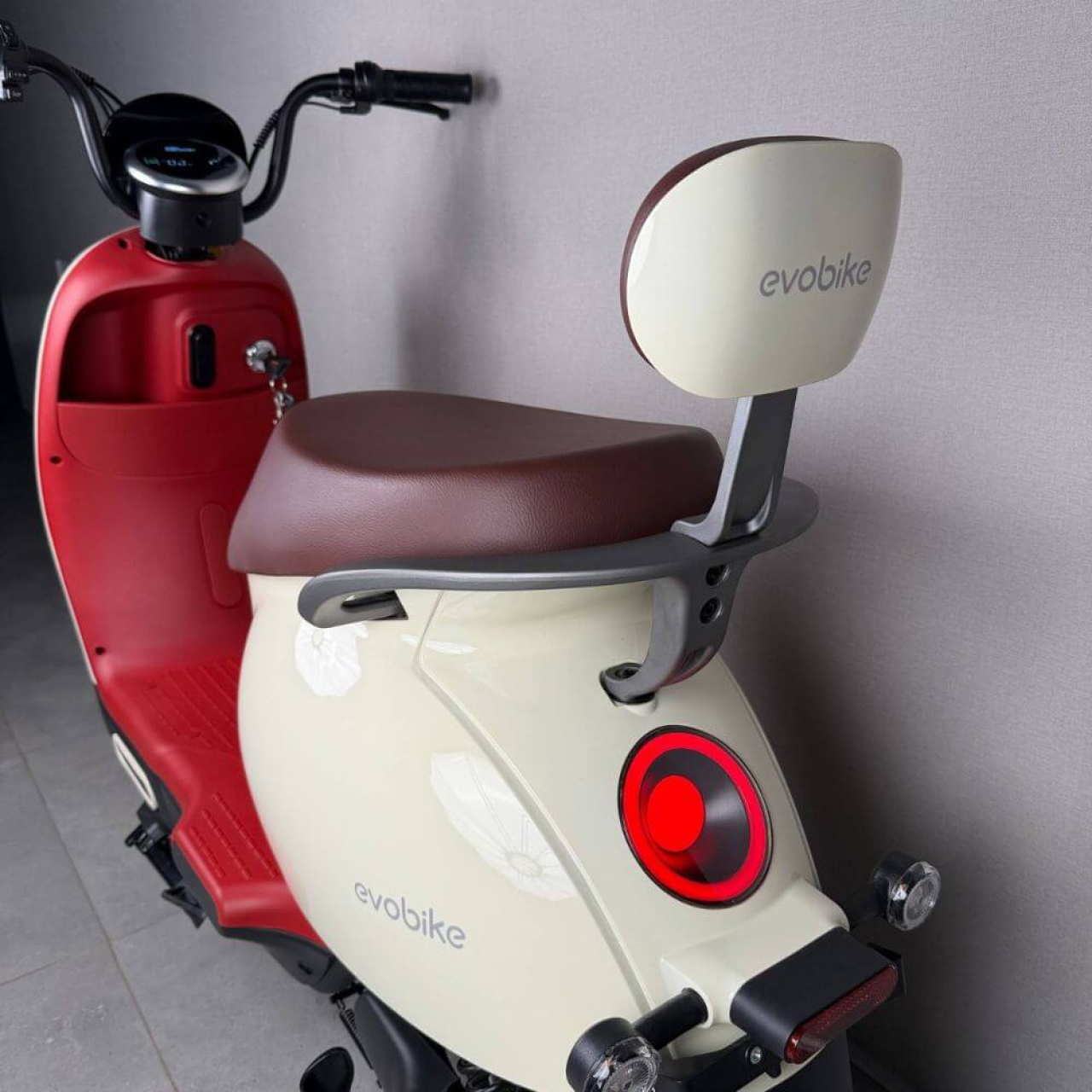 Електровелосипед EVOBIKE UNO 800W 48V 20Ah молочного кольору — двомісна модель із графеновим акумулятором та подвійною амортизацією, Фото 11