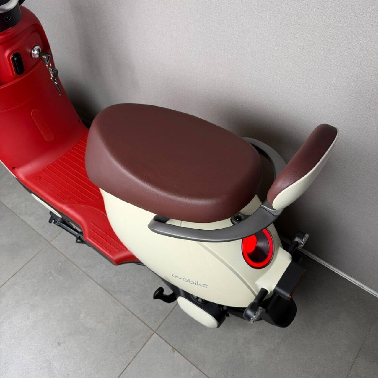 Електровелосипед EVOBIKE UNO 800W 48V 20Ah молочного кольору — двомісна модель із графеновим акумулятором та подвійною амортизацією, Фото 10