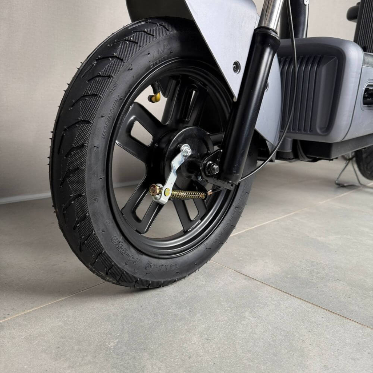Електровелосипед EVOBIKE Nova S 500W 48V 12Ah графітового кольору з амортизацією та швидкістю до 40 км/год, Фото 5