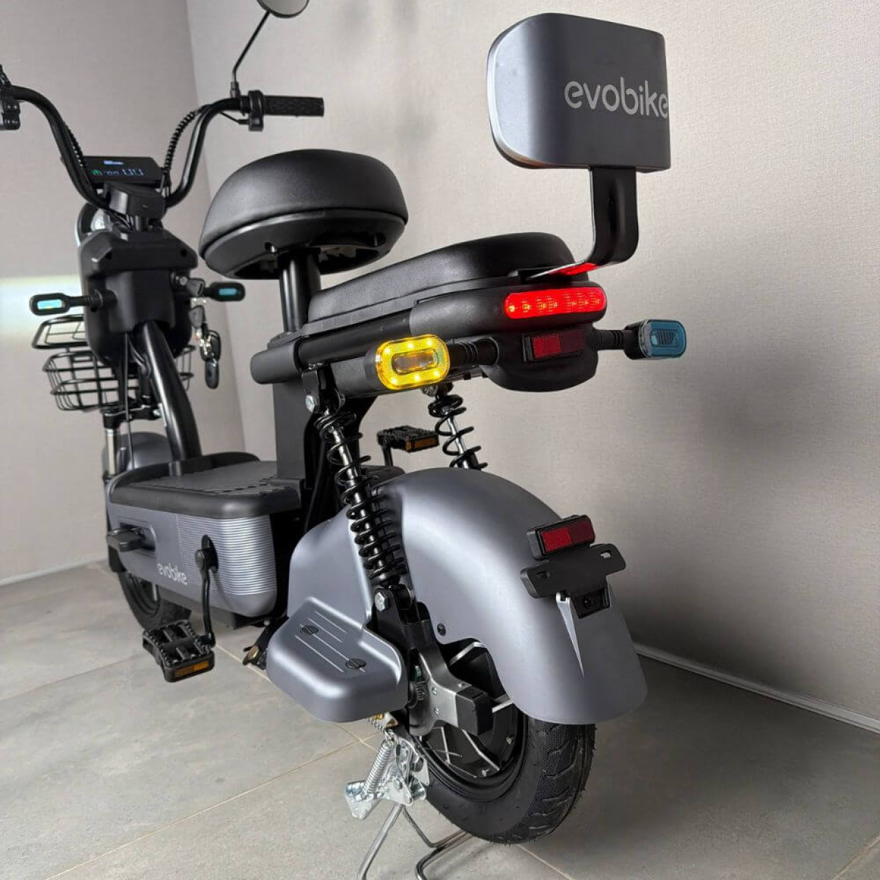 Електровелосипед EVOBIKE Nova S 500W 48V 12Ah графітового кольору з амортизацією та швидкістю до 40 км/год, Фото 2
