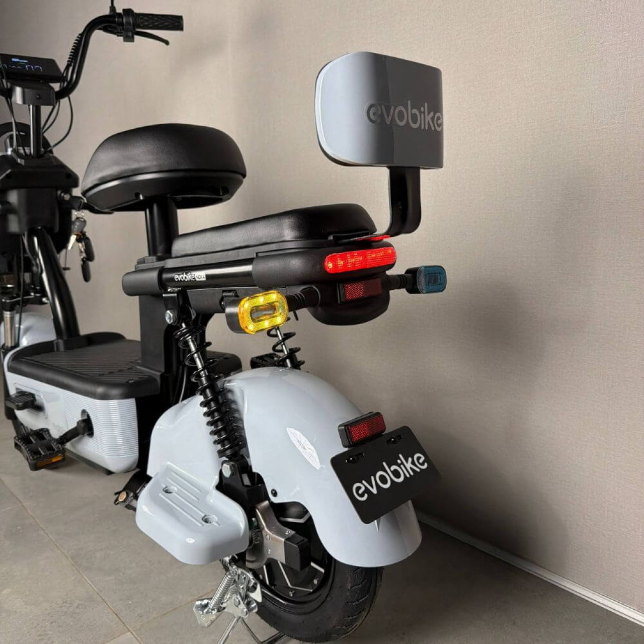 Електровелосипед EVOBIKE Nova S 500W 48V 12Ah глянцевого світло-сірого кольору з амортизацією та швидкістю до 40 км/год, Фото 13
